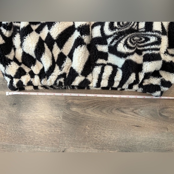 Urban Outfitters Black and White Teddy Jacket - Picture 13 of 16